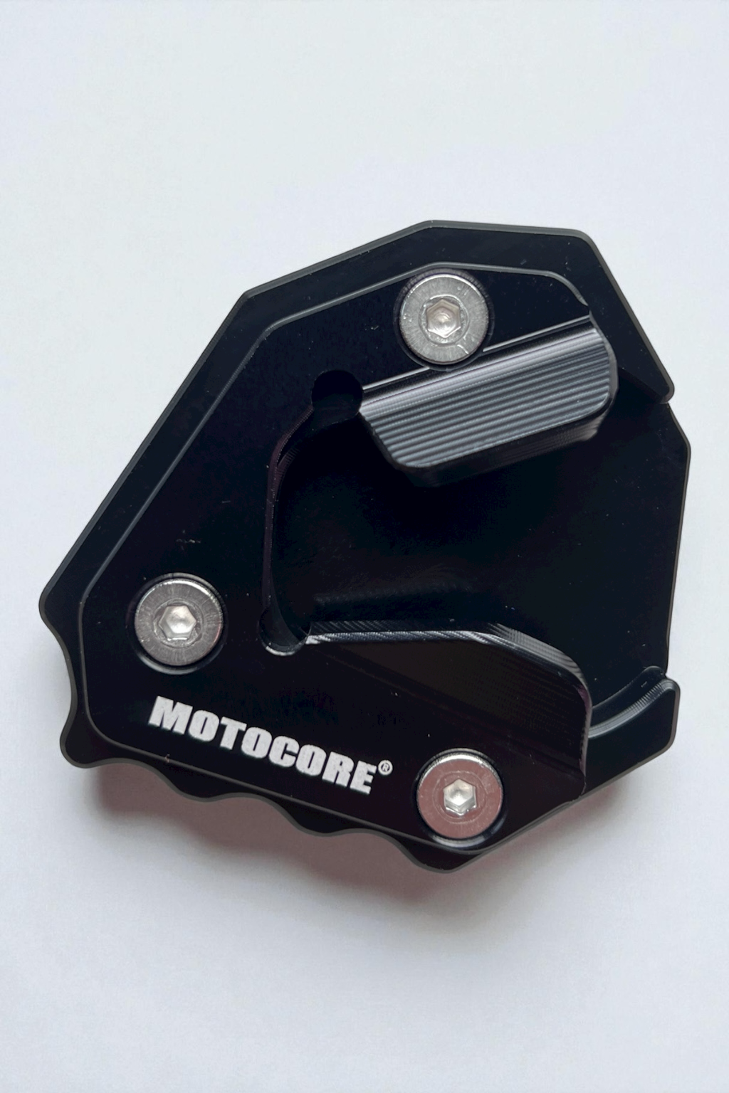 MOTOCORE® BMW S1000XR 專用側柱加大座|CNC 鋁合金|防陷地 × 防倒車保護升級