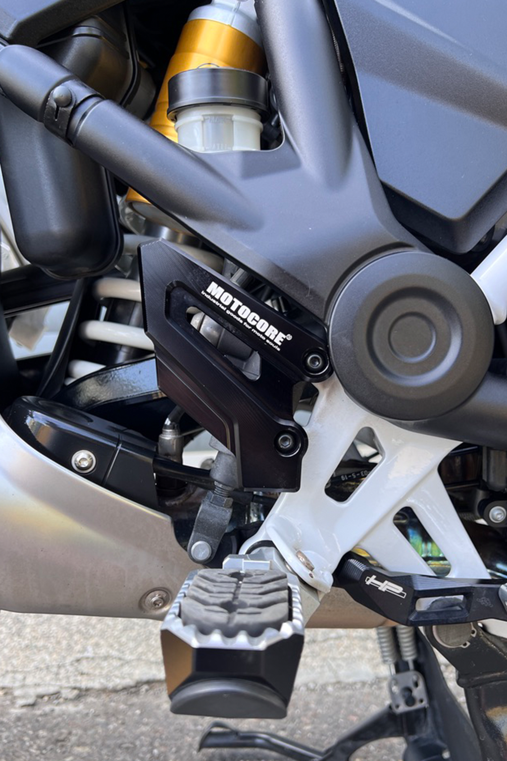 BMW R1250GS／GSA 後煞車油壓缸護罩｜鋁合金 CNC 切削｜直上安裝