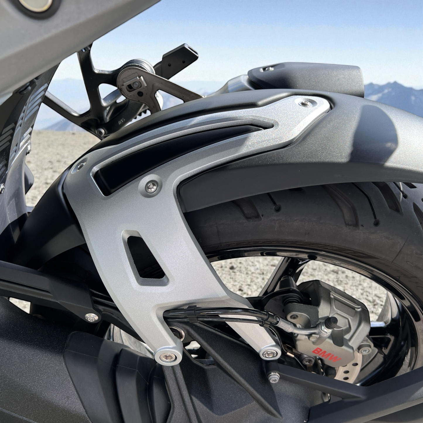 MOTOCORE® R1300GS 後輪內土除｜CNC 鋁合金噴砂霧面防泥保護套件