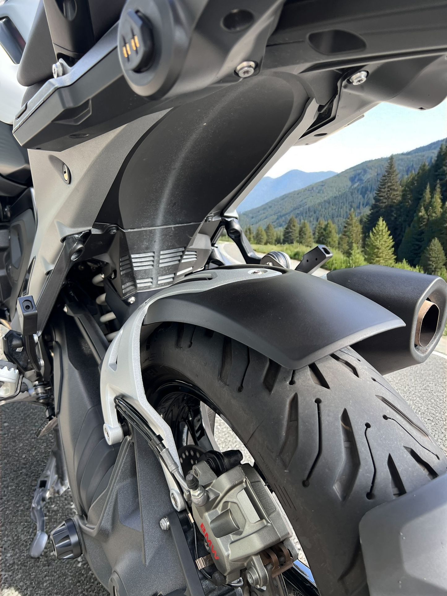 MOTOCORE® R1300GS 後輪內土除｜CNC 鋁合金噴砂霧面防泥保護套件