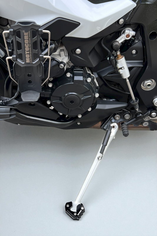 MOTOCORE® BMW S1000XR 專用側柱加大座｜CNC 鋁合金｜防陷地 × 防倒車保護升級