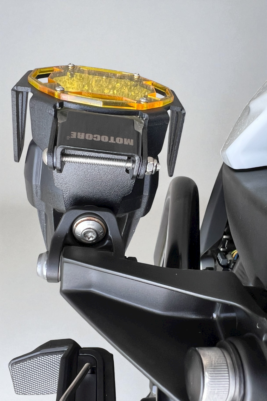 MOTOCORE® BMW 原廠補助燈專用保護罩｜防護 × 濃霧強化光學黃鏡｜