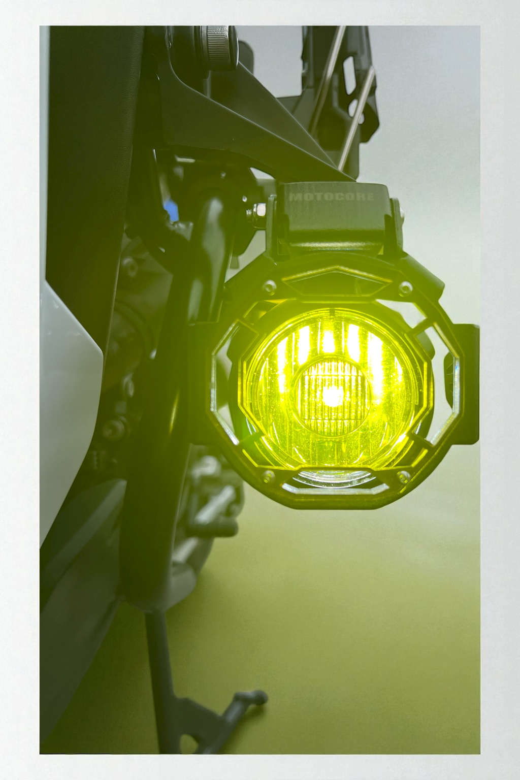 MOTOCORE® BMW 原廠補助燈專用保護罩｜防護 × 濃霧強化光學黃鏡｜