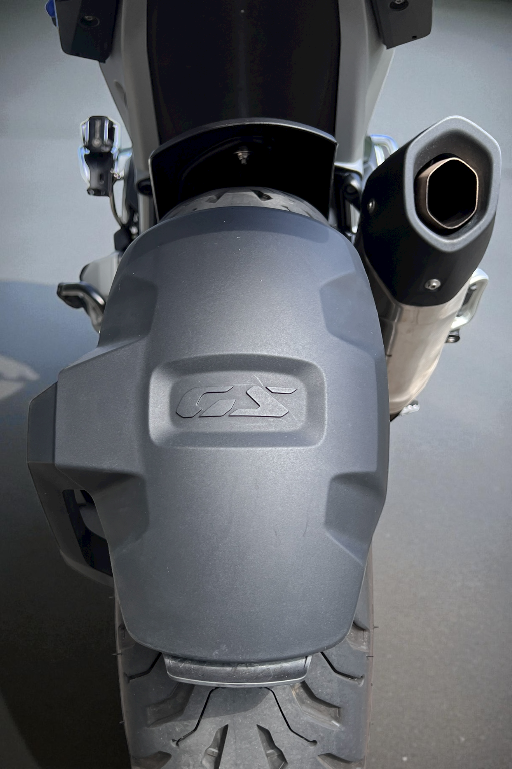 MOTOCORE® R1300GS 後輪內土除｜CNC 鋁合金噴砂霧面防泥保護套件