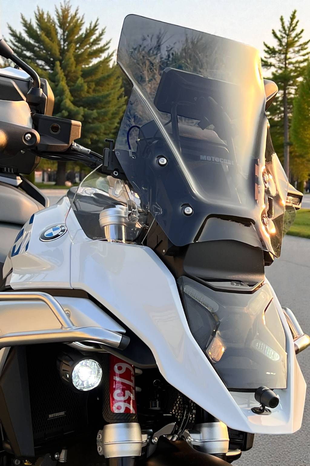 MOTOCOR﻿E® R1300GS 專用｜加長型 45cm 前擋風鏡（槍灰色）